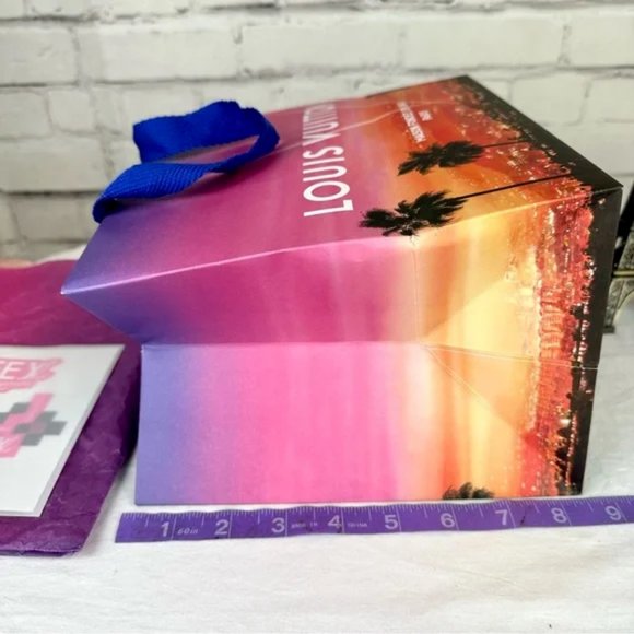 Louis Vuitton Shopping Bag and Pamphlet from the 2022 SeeLV Tokyo Exhibition - Picture 6 of 9